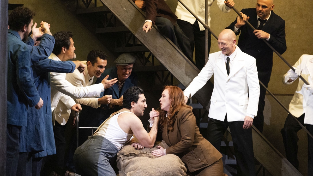 «Lady Macbeth», 10 minuti di applausi alla Prima Under 30. E la Scala avverte: scene violente per gli spettatori