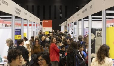 «Più libri, più liberi», polemica sul volume su Meloni «Io non voto Giorgia»: «Una funzionaria lo ha fatto togliere». Sabato stand oscurati per mezz'ora contro l'editore nazifascista