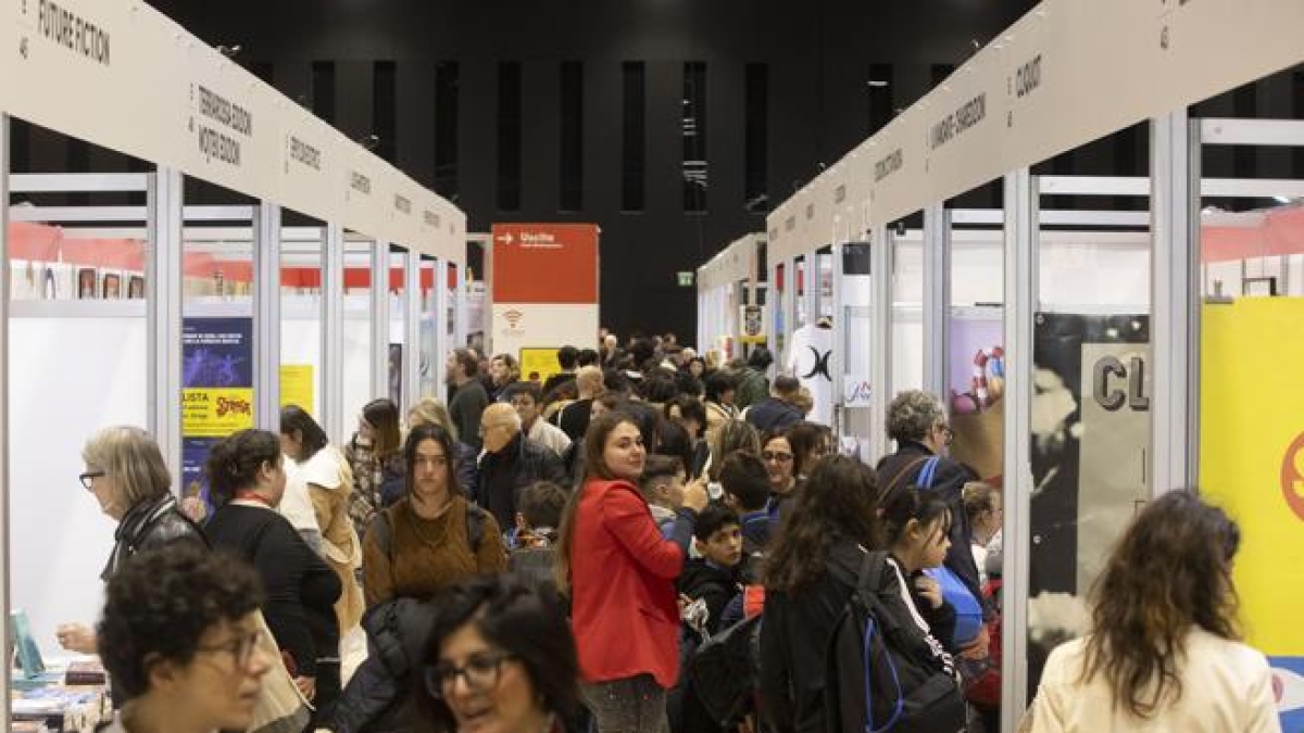 «Più libri, più liberi», polemica sul volume su Meloni «Io non voto Giorgia»: «Una funzionaria lo ha fatto togliere». Sabato stand oscurati per mezz'ora contro l'editore nazifascista