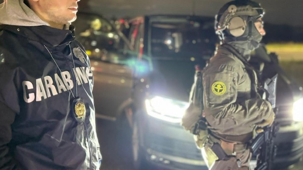 Colpo al clan Senese, 14 arresti a Roma: blitz dei carabinieri contro la banda che usava metodi mafiosi. Ci sono anche capi ultrà e l'ex pugile Kevin Di Napoli