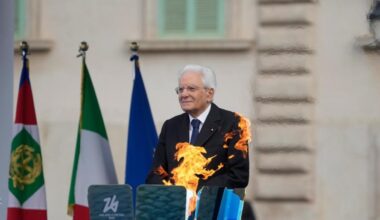 Mattarella accende la torcia olimpica: «Chiediamo una tregua per i Giochi, la pace è nel dna delle Olimpiadi»
