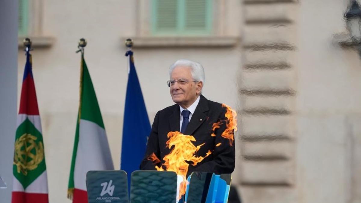 Mattarella accende la torcia olimpica: «Chiediamo una tregua per i Giochi, la pace è nel dna delle Olimpiadi»