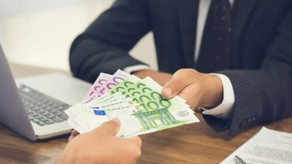 Istat, i salari reali sono calati dell’8,8% dal 2021: si salvano solo gli stipendi pubblici. Nel 2025 Pil +0,5%