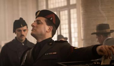 "M. Il figlio del secolo" è la quarta serie migliore del 2025 secondo la rivista "Time". «Fa luce sulla confusione che perennemente circonda l'ideologia fascista»