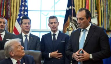 Trump contro le auto elettriche: cancellati anche i limiti ai consumi di benzina