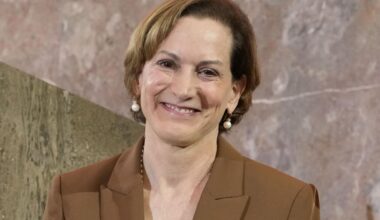 Anne Applebaum: «La Strategia per la sicurezza nazionale firmata da Trump è il suicidio degli Stati Uniti. Lui? Stanco, confuso e forse malato»