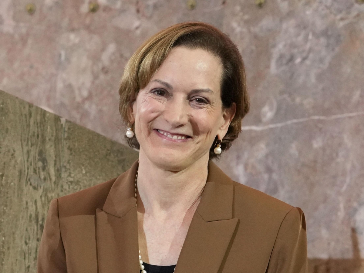 Anne Applebaum: «La Strategia per la sicurezza nazionale firmata da Trump è il suicidio degli Stati Uniti. Lui? Stanco, confuso e forse malato»