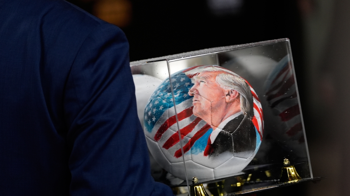 Lo show per i sorteggi del Mondiale di calcio. Trump riceve il «premio per la pace» da Infantino