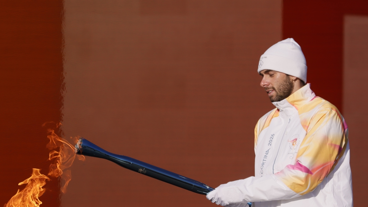 Fiaccola olimpica a Roma, tappe dal Foro Italico, a San Pietro, fontana di Trevi e piazza del Popolo. Tedofori speciali Achille Lauro, Noemi, Claudia Gerini