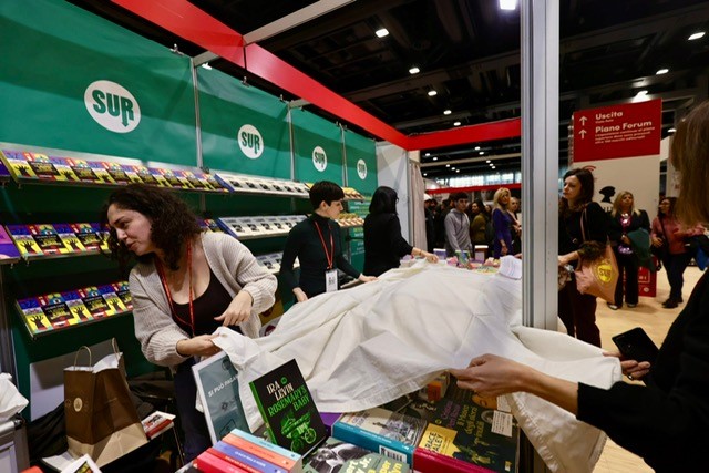 Più libri più liberi, protesta antifascista degli editori: stand coperti. «Passaggio al bosco»: «Non siamo un movimento politico»