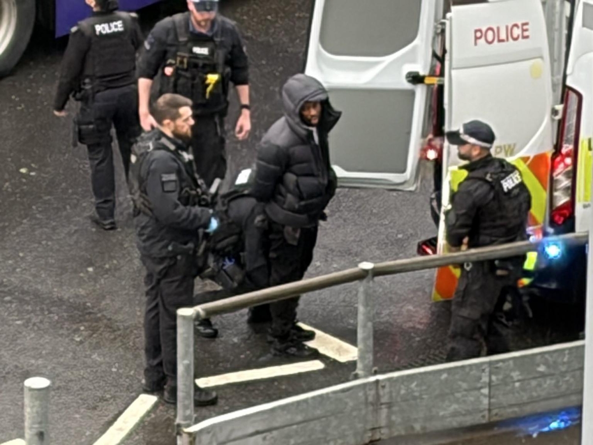 Heathrow, aggressioni con spray al peperoncino nel parcheggio dell’aeroporto: un arresto. «Non è terrorismo»