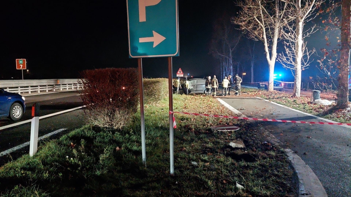 Lucia morta a due mesi sbalzata dall'auto sulla Torino-Aosta: non sarebbe stata legata. La madre ha perso il controllo dell'auto, l'investitore forse ignaro della tragedia