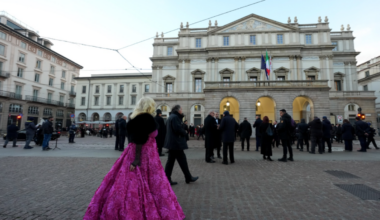 Alla prima della Scala di Milano «Lady Macbeth», la diretta | Governo assente (a parte Giuli), il governatore Fontana: «Ce ne faremo una ragione»