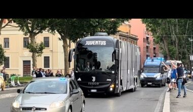 Tensione prima di Napoli-Juventus: lancio di pietre contro il bus bianconero e vetri rotti