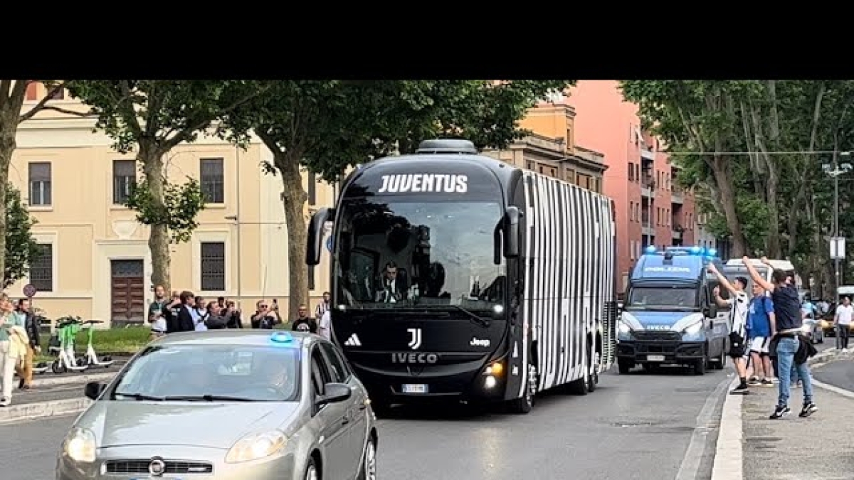 Tensione prima di Napoli-Juventus: lancio di pietre contro il bus bianconero e vetri rotti