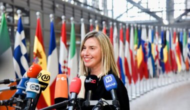 Mogherini indagata, setacciate le email e le chat: il rapporto con l'«amico» Sannino e il ruolo di Zegretti