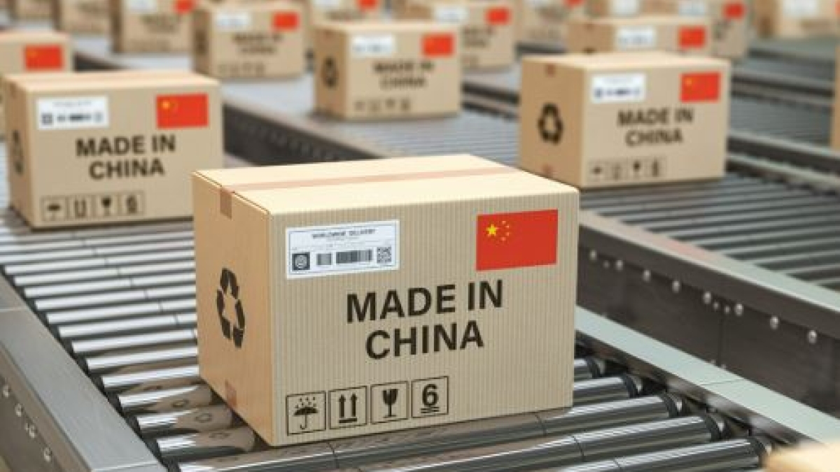 Cina, surplus commerciale oltre i mille miliardi di dollari (e solo verso l’Europa vale 300): nuovo boom dell’export