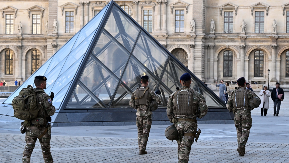 Louvre, dal 15 dicembre personale in sciopero ad oltranza: «Edificio degradato e siamo troppo pochi»