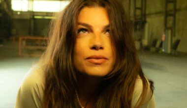 Emma: «Che dolore suonare le chitarre di papà dopo due anni: le porterò sul palco. Il tumore? Affrontato grazie a mamma, un generale di ferro»