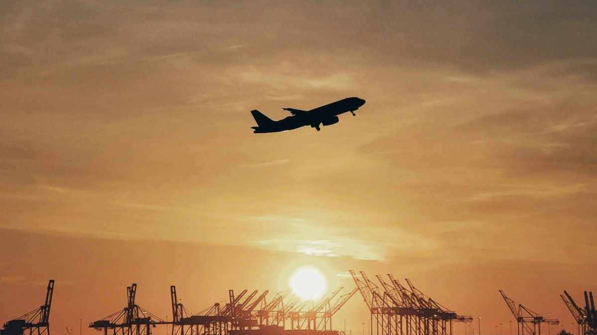 Aerei pieni, costo dei biglietti in calo del 10% e record di utili (anche se «una cover per iPhone resterà più redditizia»): le previsioni per il 2026