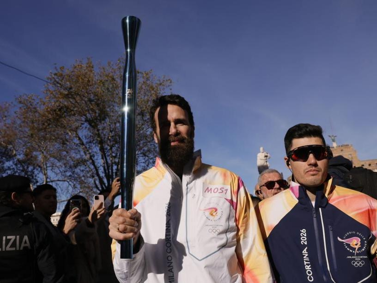 Fiamma olimpica oggi, tappa a Spoleto e Foligno: la cerimonia del passaggio e i tedofori Andrea Ranocchia, Simone Giannelli, Margherita Castellani
