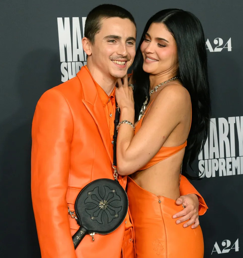 Kylie Jenner e Timothée Chalamet, smentita la crisi: la coppia in arancione sul red carpet a Los Angeles