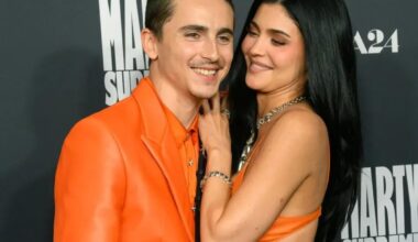 Kylie Jenner e Timothée Chalamet, smentita la crisi: la coppia in arancione sul red carpet a Los Angeles