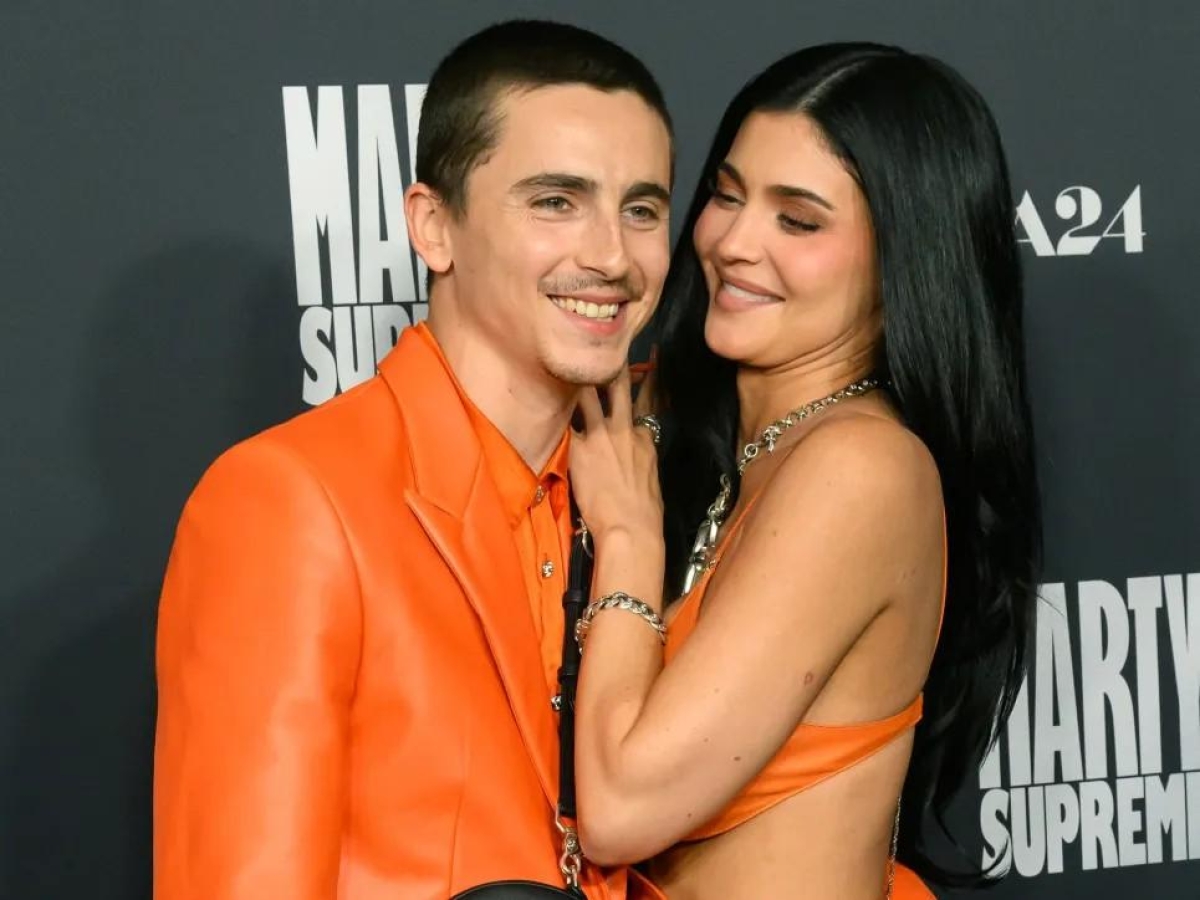 Kylie Jenner e Timothée Chalamet, smentita la crisi: la coppia in arancione sul red carpet a Los Angeles