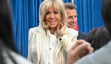 Brigitte Macron contro le femministe che bloccano lo spettacolo del comico assolto dall'accusa di stupro: «Brutte str...». Polemica in Francia