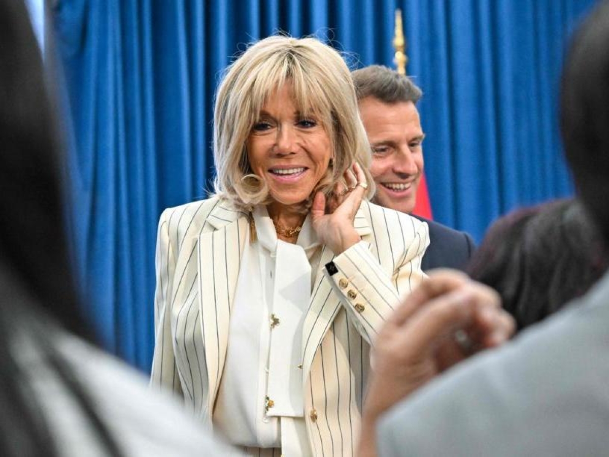 Brigitte Macron contro le femministe che bloccano lo spettacolo del comico assolto dall'accusa di stupro: «Brutte str...». Polemica in Francia