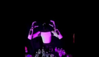 Il robot Optimus di Musk cade con una mossa sospetta e in rete torna il dubbio: è autonomo o telecomandato?