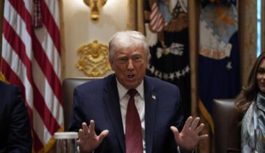 Trump attacca la Ue: «Nazioni decadenti guidate da leader deboli». E paragona Zelensky all'imprenditore del circo P. T. Barnum