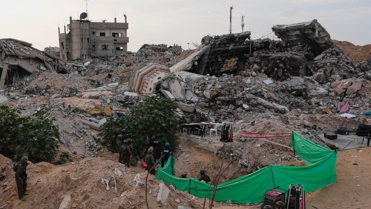 Viaggio a Rafah, la città cancellata, tra macerie infinite e i fantasmi di chi non c'è più. «In questo tunnel profondo 25 metri Hamas ha tenuto per 11 anni il corpo di nostro figlio»