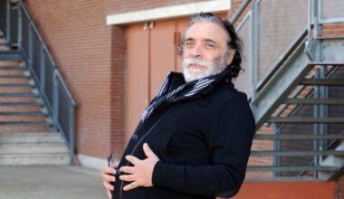 Nino Frassica compie 75 anni: gli inizi in teatro, come si fece notare da Renzo Arbore, chi è sua moglie, 8 segreti