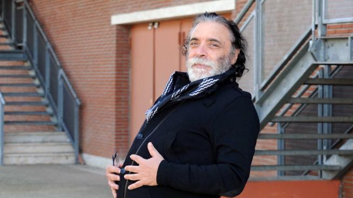 Nino Frassica compie 75 anni: gli inizi in teatro, come si fece notare da Renzo Arbore, chi è sua moglie, 8 segreti