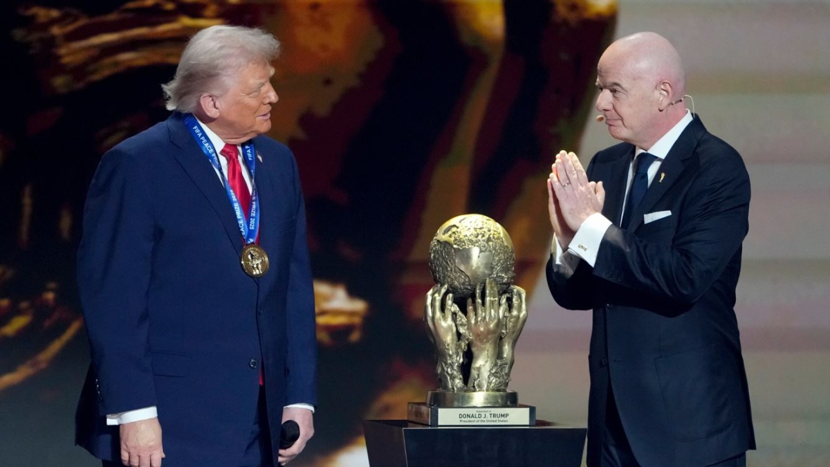 Infantino denunciato al comitato etico della Fifa per il premio per la pace assegnato a Trump
