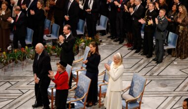 La standing ovation dei reali di Norvegia per Maria Corina Machado, Nobel per la Pace 2025. E le tiare dei reali di Svezia