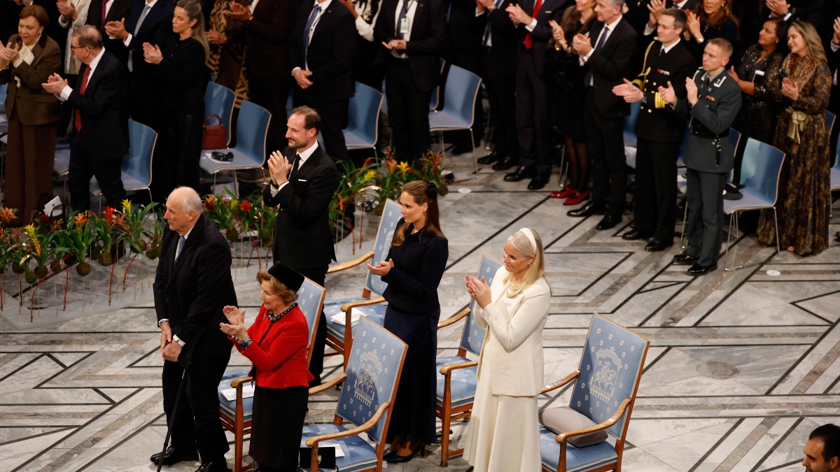La standing ovation dei reali di Norvegia per Maria Corina Machado, Nobel per la Pace 2025. E le tiare dei reali di Svezia