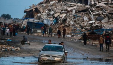 Gaza, le notizie sulla tregua Israele-Hamas in diretta | Tempesta a Gaza, bambina muore di freddo. «Gli Usa annunceranno il Consiglio per la pace a fine mese e hanno invitato l'Italia a farne parte»