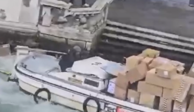 Venezia, ruba una barca da trasporto piena di regali di Natale e si schianta sulla riva davanti al ponte di Rialto