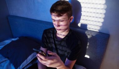 I figli tra social e intelligenza artificiale, lo studio che fotografa le ansie dei genitori: 2 su 3 chiedono aiuto