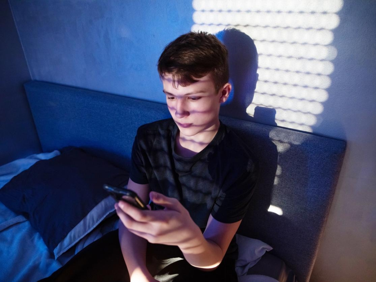 I figli tra social e intelligenza artificiale, lo studio che fotografa le ansie dei genitori: 2 su 3 chiedono aiuto