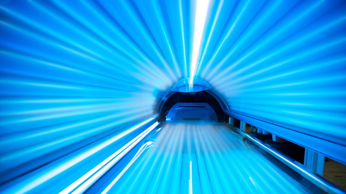 Le lampade abbronzanti triplicano il rischio di melanoma e causano danni al Dna delle cellule sane. Nuovo studio Usa