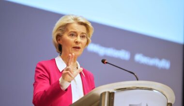 Stop auto a benzina dal 2035: si tratta su plug-in, e-fuel e auto elettrica.