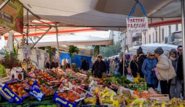 Milano, viaggio tra i 93 mercati rionali: dai banchi convenienti (con verdura sotto la soglia dell'euro al chilo) ai «gioiellieri» del cashmere