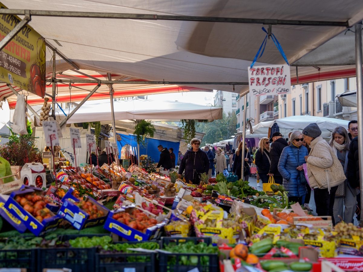 Milano, viaggio tra i 93 mercati rionali: dai banchi convenienti (con verdura sotto la soglia dell'euro al chilo) ai «gioiellieri» del cashmere
