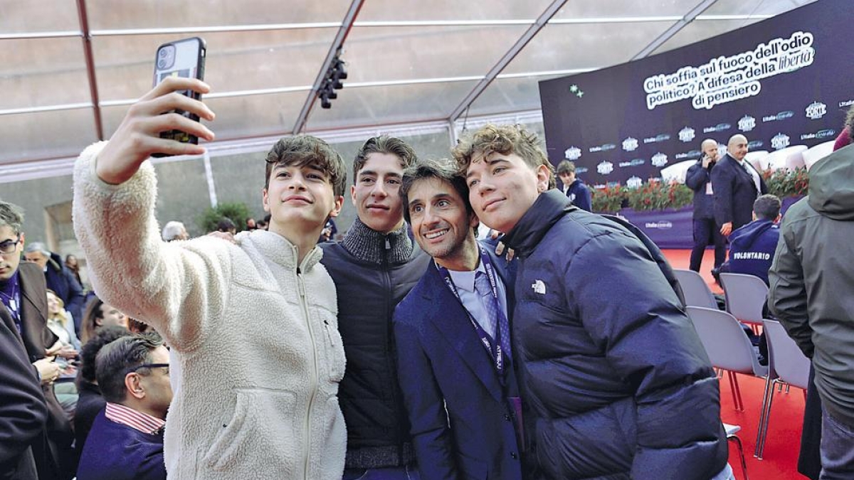 Atreju, Conte per un’ora sul ring con un messaggio al Pd: «Non siamo alleati». Duello show tra Renzi e Casellati, Calenda strappa applausi