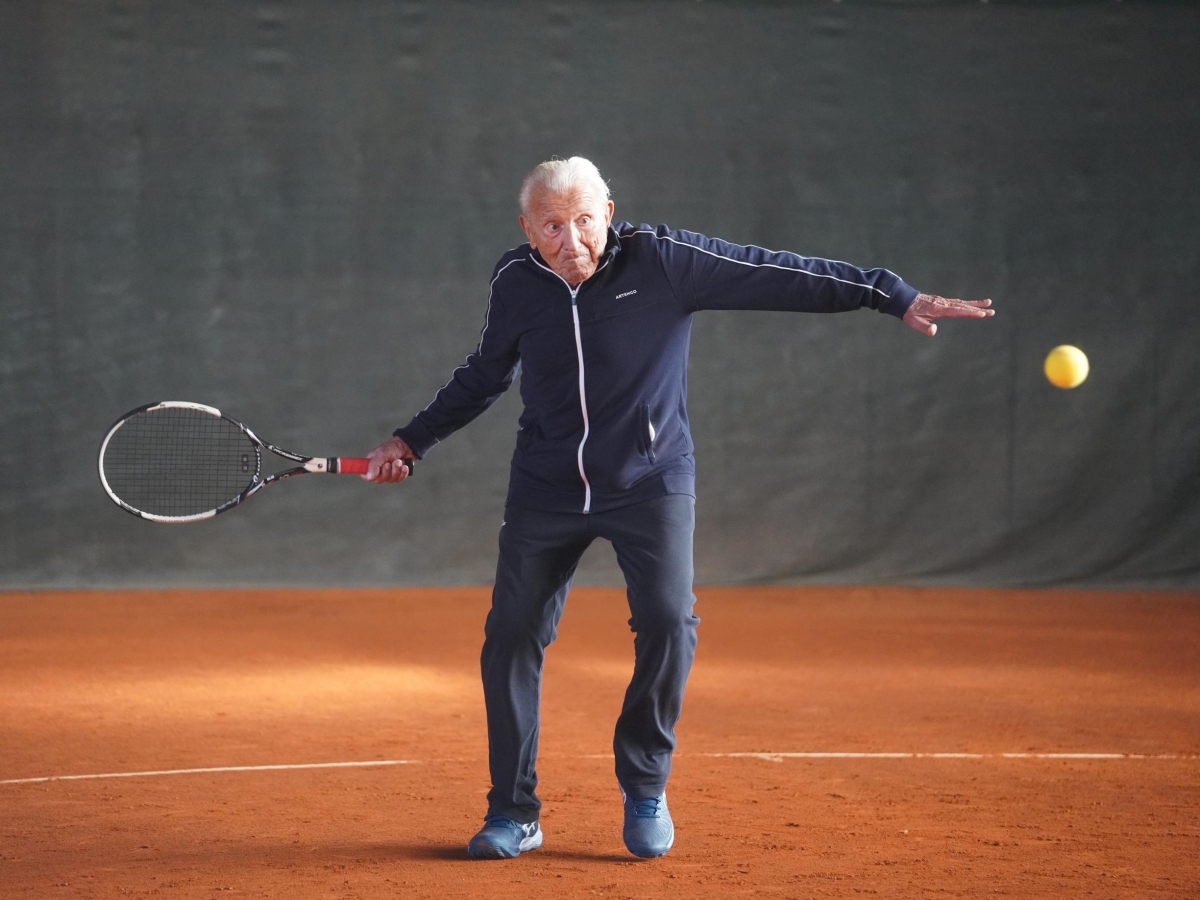Pietro Pasqualini, tennista con stile a 99 anni: «Dormo dieci ore per notte e sto lontano dai dottori»