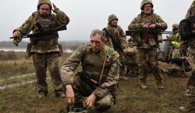 Quei soldati ucraini dai capelli grigi e l’aria antica: i padri che vanno al fronte al posto dei figli per difendere il Paese