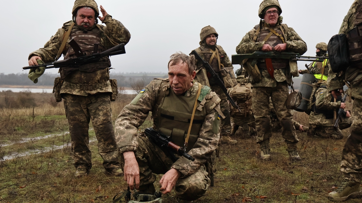 Quei soldati ucraini dai capelli grigi e l’aria antica: i padri che vanno al fronte al posto dei figli per difendere il Paese